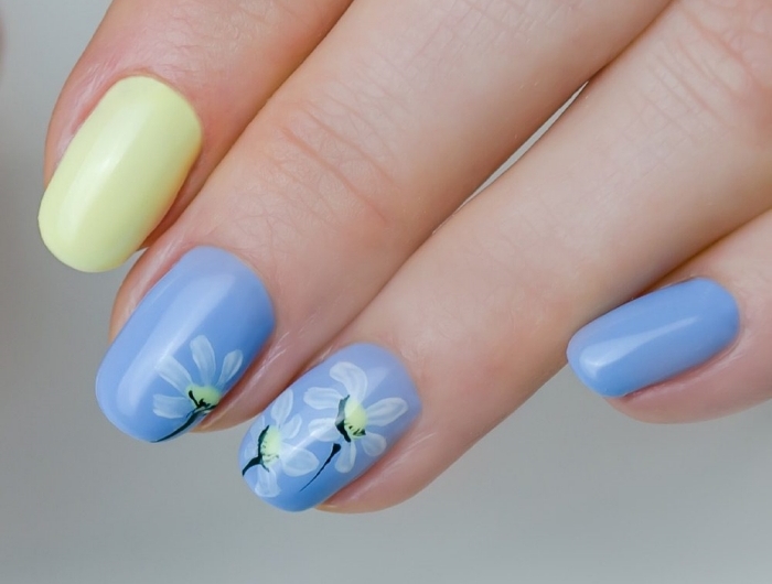 motif ongle couleurs printemps vernis pastel bleu manucure en blanc et bleu dessin fleur
