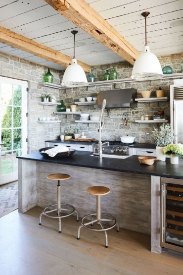 mur de pierre ilot central de bois étagères ouvertes décoration originale cuisine rustique chic inox