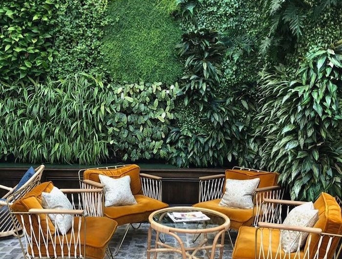 mur vegetal dan me jardin et un ensemble de meubles)en rotin avec des coussins en velours