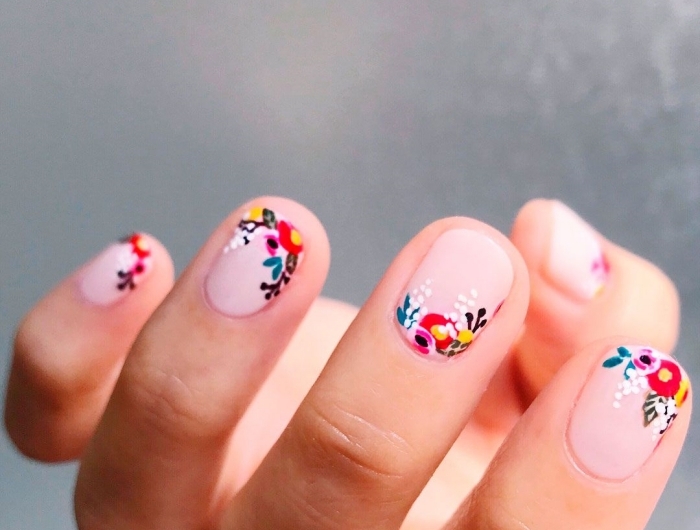 nail art designs minimaliste nude manucure ongles courts dessins simples sur ongles fleurs