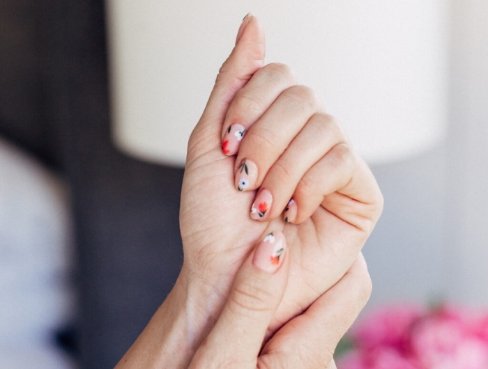 nail art dessin minimaliste ongles courts base vernis transparent dessins fleurs faciles a faire
