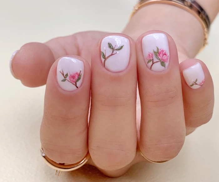 nail art rose ongles en gel vernis blanc de base bijoux en or tendance ongles printemps