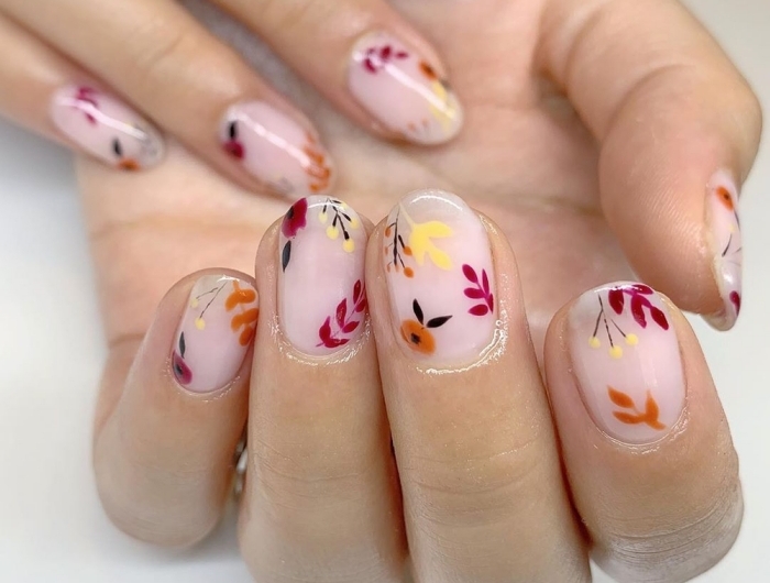 ongle gel nude manucure minimaliste vernis de base rose pale dessins floraux ongles forme