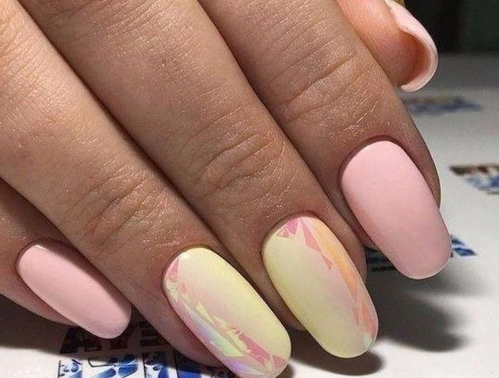 ongle jaune pastel avec des détails en rose et des motifs geometriques