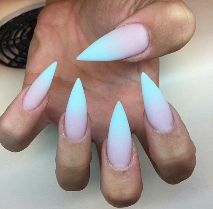ongles couleur pastel en forme de triangle et un effet ombré en rose et bleu