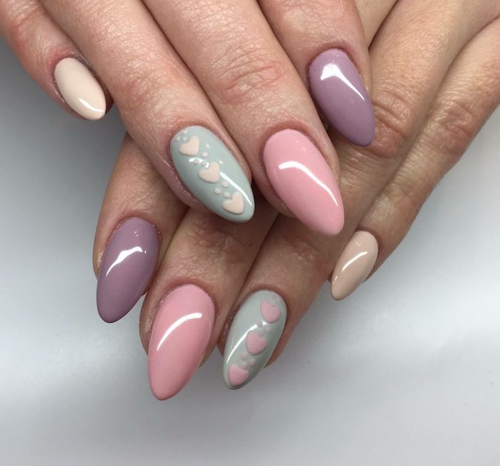 ongles en forme aigue ave un motif coeur idée deco ongle en pastel
