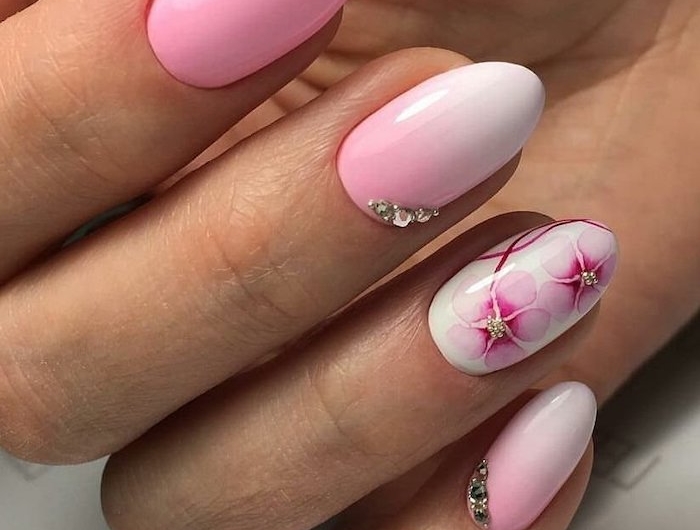 ongles teints en rose pastel et blanc avec un effet ombré