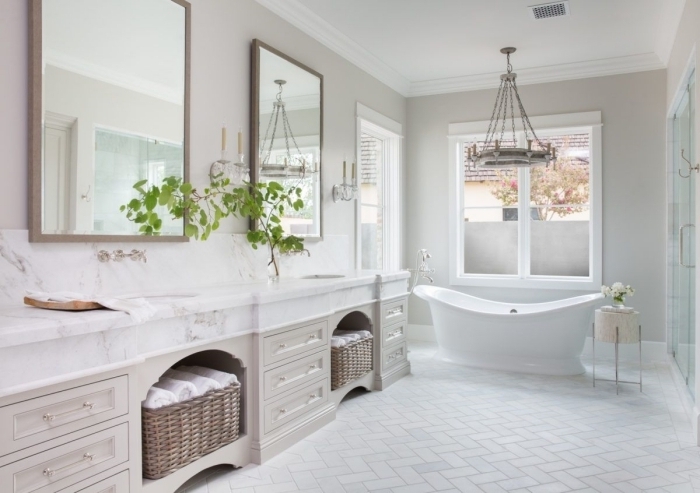 panier tressé serviettes de bain plan de travail marbre deco salle de bain bois baignoire bouquet roses