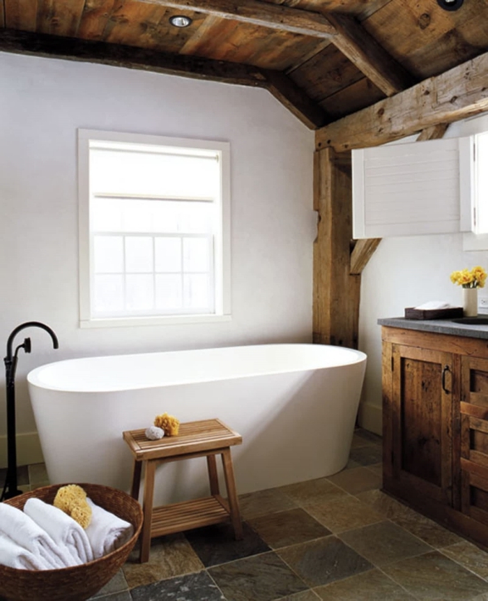 panier tressé serviettes de bain salle de bain rustique revetement plafond bois foncé éclairage spots led