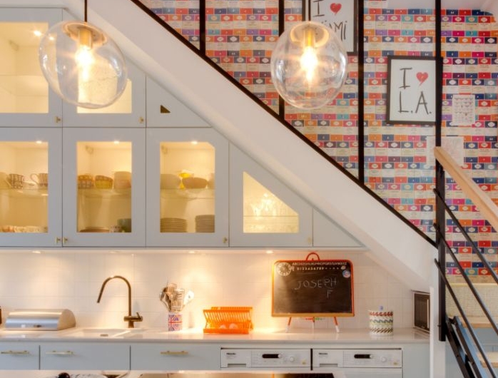 papier peint pour décorer une cage d escalier aménager dessous d escalier avec cuisine blanche élégante