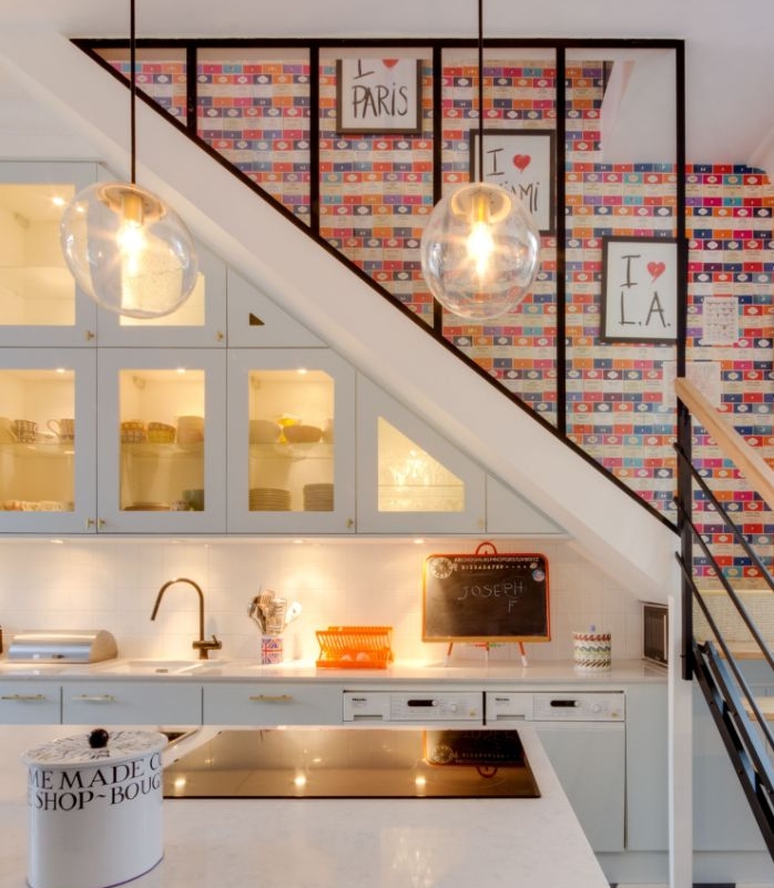 papier peint pour décorer une cage d escalier aménager dessous d escalier avec cuisine blanche élégante