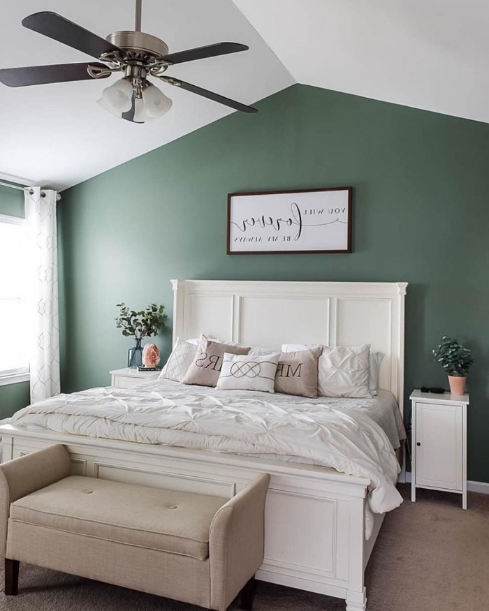 peindre 2 murs sur 4 ventilateur de plafond peinture verte derrière lit tête de lit bois blanc