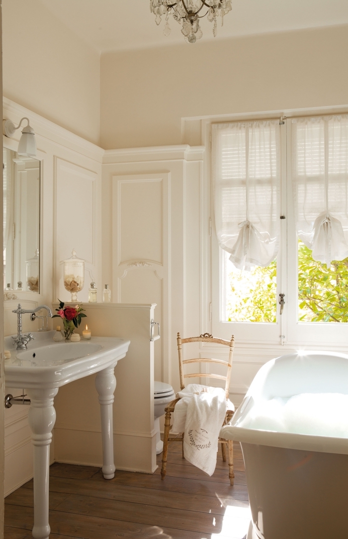 peinture beige baignoire autoportante chaise bois vintage salle de bain chaleureuse stores fenêtres