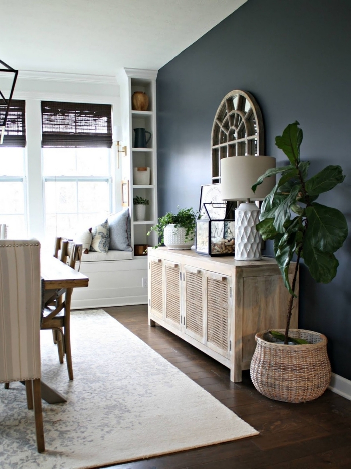 peinture couleur mur salon gris anthracite meuble rotin cache pot tressé plantes vertes stores fenetre