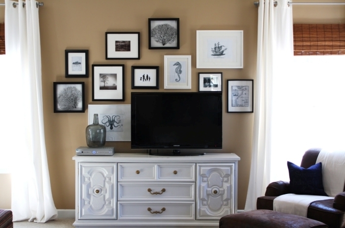 peinture murale couleur beige amenagement salon tv mur de cadres photos blanc et noir rideaux blancs