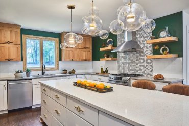 peinture murale vert olive carrelage blanc életroménager inox ilot central blac parquet bois foncé suspensioins boules