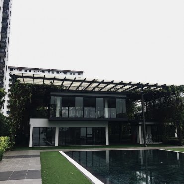 pergola bioclimatique au dessus d une maison moderne avec piscine