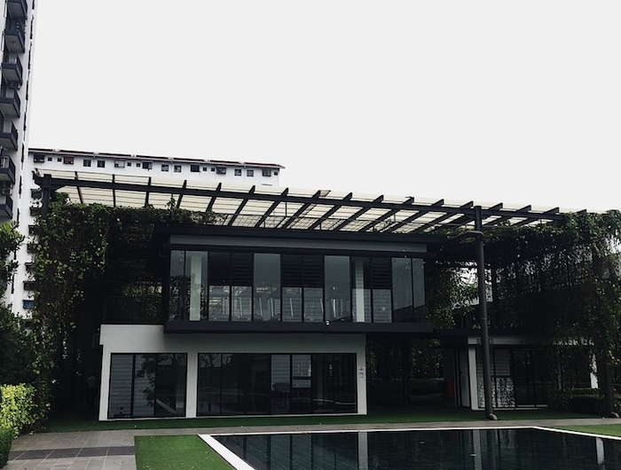pergola bioclimatique au dessus d une maison moderne avec piscine