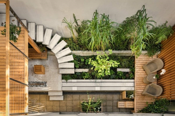 petit jardin japonais zen chaise rotin escalier torsadé revetement sol dalles terrasse bois plantes