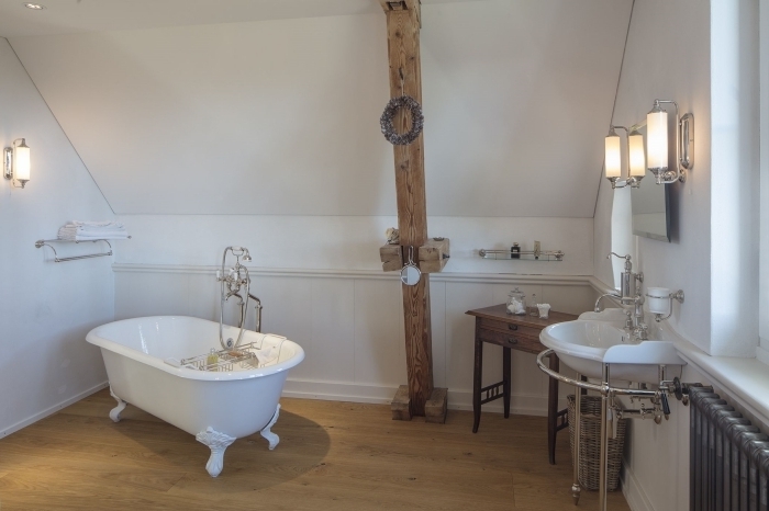 poutre apparente bois applique murale salle de bain bois et blanc baignoire sur pieds blanche