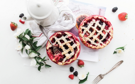 préparation dessert facile maison tarte aux fraises pate feuilletée confiture de fruits rouges maison