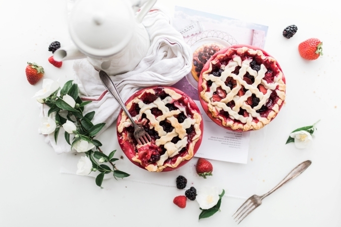 préparation dessert facile maison tarte aux fraises pate feuilletée confiture de fruits rouges maison