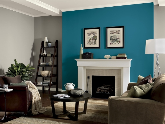 quel pan de mur peindre pour agrandir la pièce décoration salon mur cheminée peinture bleue mur cadres noirs