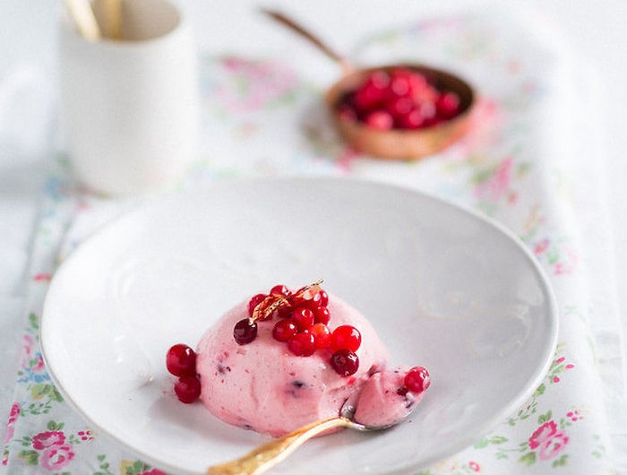 recette fete des meres pour un dessert pana cotta avec des baies sur une serviette a fleurs