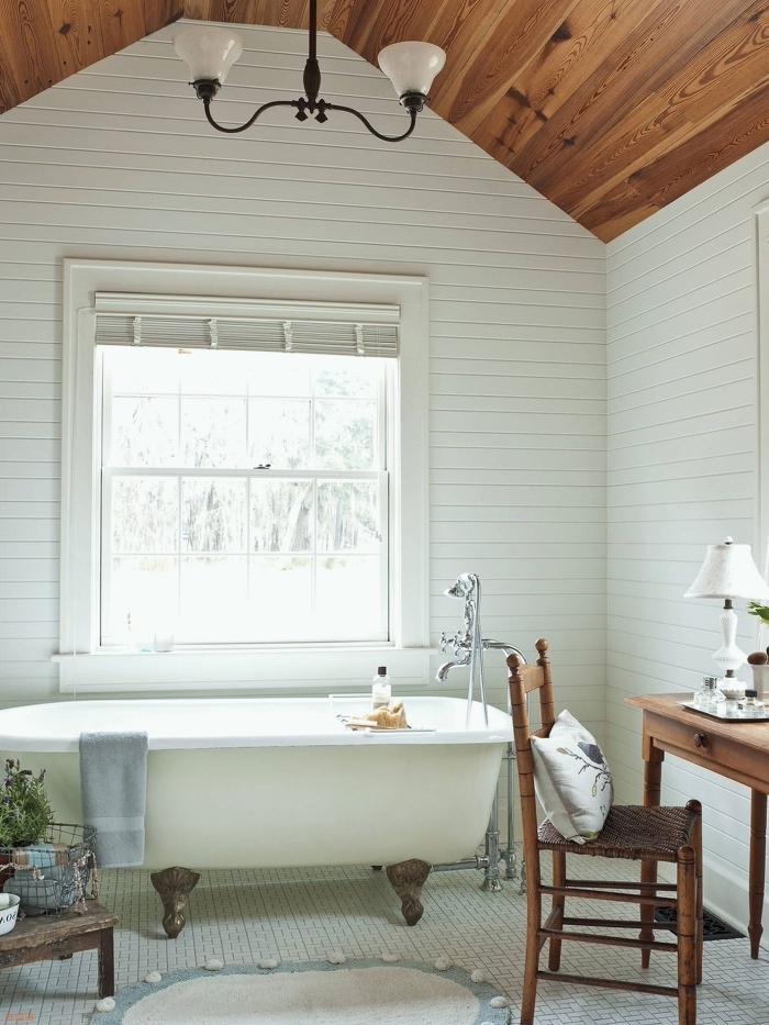 revetement mural panneaux bois blanc salle de bain naturelle plafond stratifié foncé baignoire