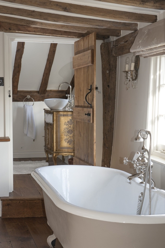 salle de bain bois et blanc aménagement sous plafond poutres bois exposées revetement bois foncé sol