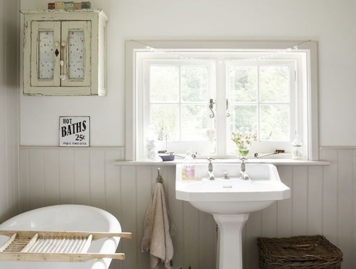 salle de bain campagne chic panier tressé rangement salle de bain plante verte sol bois foncé