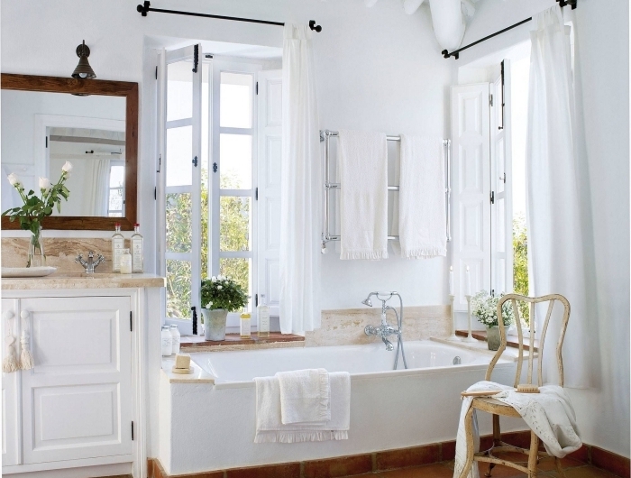 salle de bain campagne chic poutres plafond bois blanc carrelage terre cuite miroir bois foncé brut