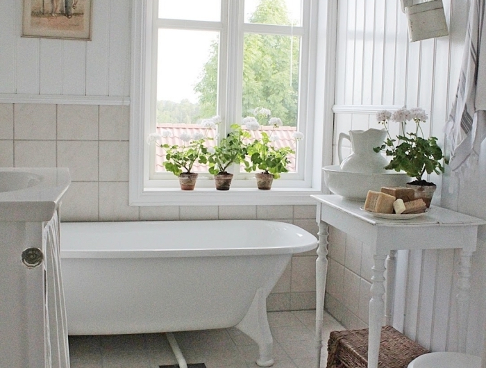 salle de bain chaleureuse décoration vintage meubles bois baignoire autoportante plantes vertes