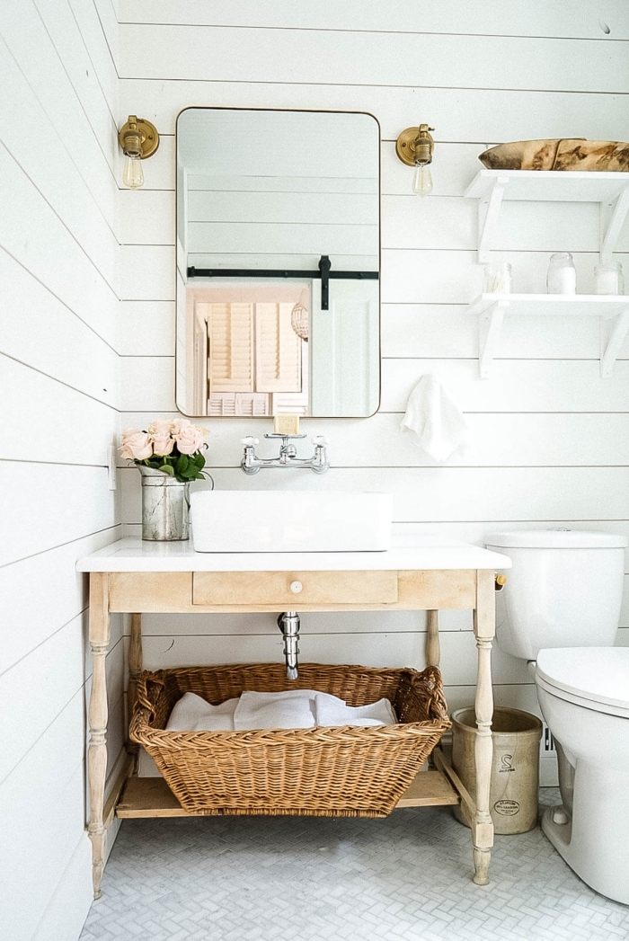 salle de bain naturelle décoration blanc et bois accessoires fibre végétale étagère murale blanche