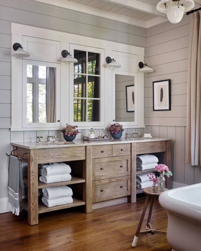 salle de bain rustique meuble sous lavabo bois foncé miroir rectangulaire baignoire blanche autoportante