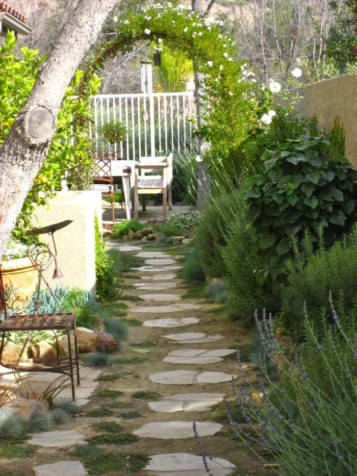 sentier dalles gazon arc végétal amenagement jardin simple cloture blanche meubles extérieur bois