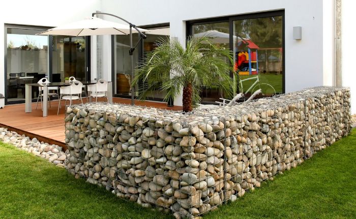 separer une terrasse avec cloture de gabion pierres naturelles coté rustique dépaysant maison moderne