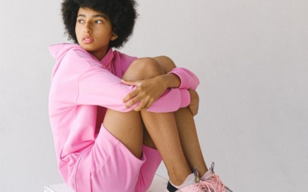 sneakers colorés en rose nori et gris exemple basket de luxe femme tenue rose