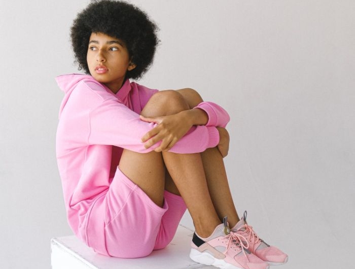 sneakers colorés en rose nori et gris exemple basket de luxe femme tenue rose