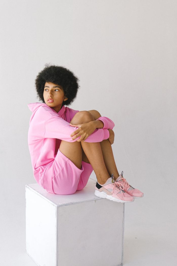 sneakers colorés en rose nori et gris exemple basket de luxe femme tenue rose