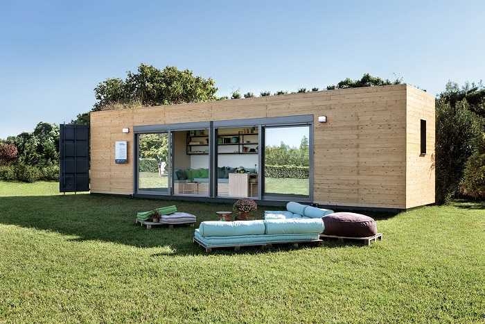 studio container en bois avec meubles de jarind sutues sur la pelouse verte