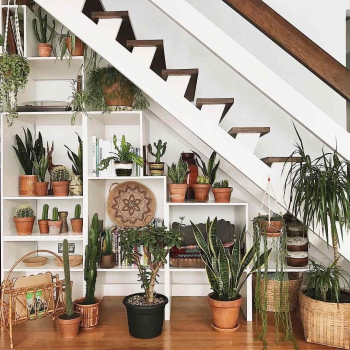 style bohème plantes vertes rangement sous pente ikea escalier marches bois blanc pots terre cuite