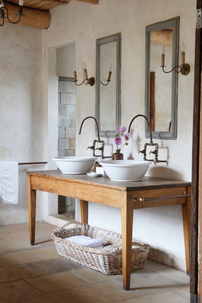 style campagne chic peinture a effet sablée meuble bois double lavabo panier tressé serviettes bain