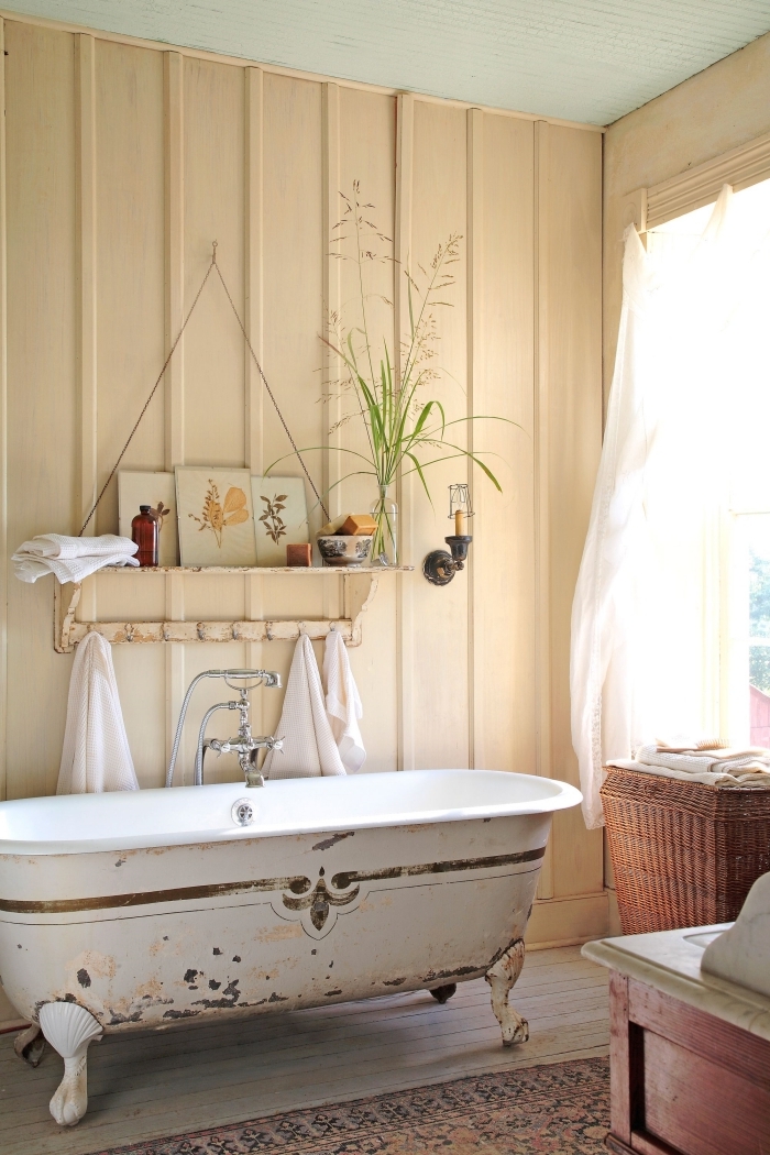 style campagne chic revetement panneaux bois étagère suspendue style rétro baignoire vintage