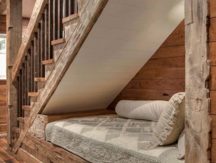 style intérieur rustique meuble sous escalier revetement parquet bois poutres apparentes bois