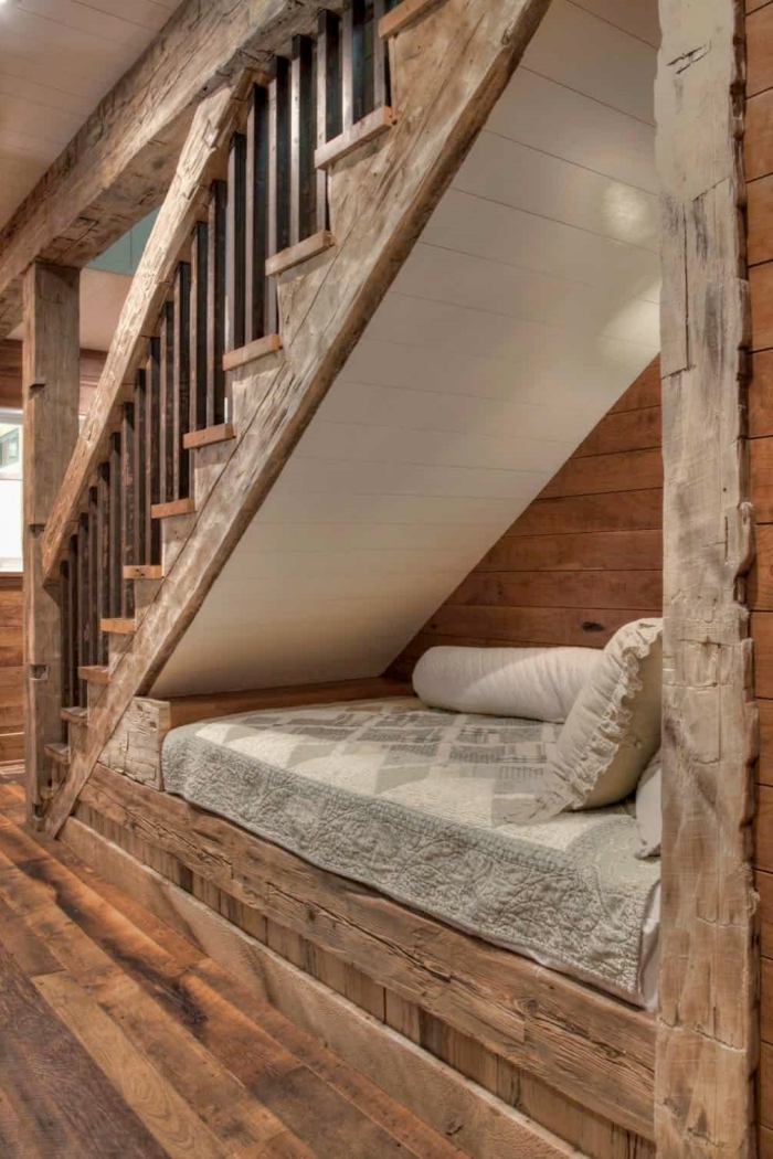 style intérieur rustique meuble sous escalier revetement parquet bois poutres apparentes bois