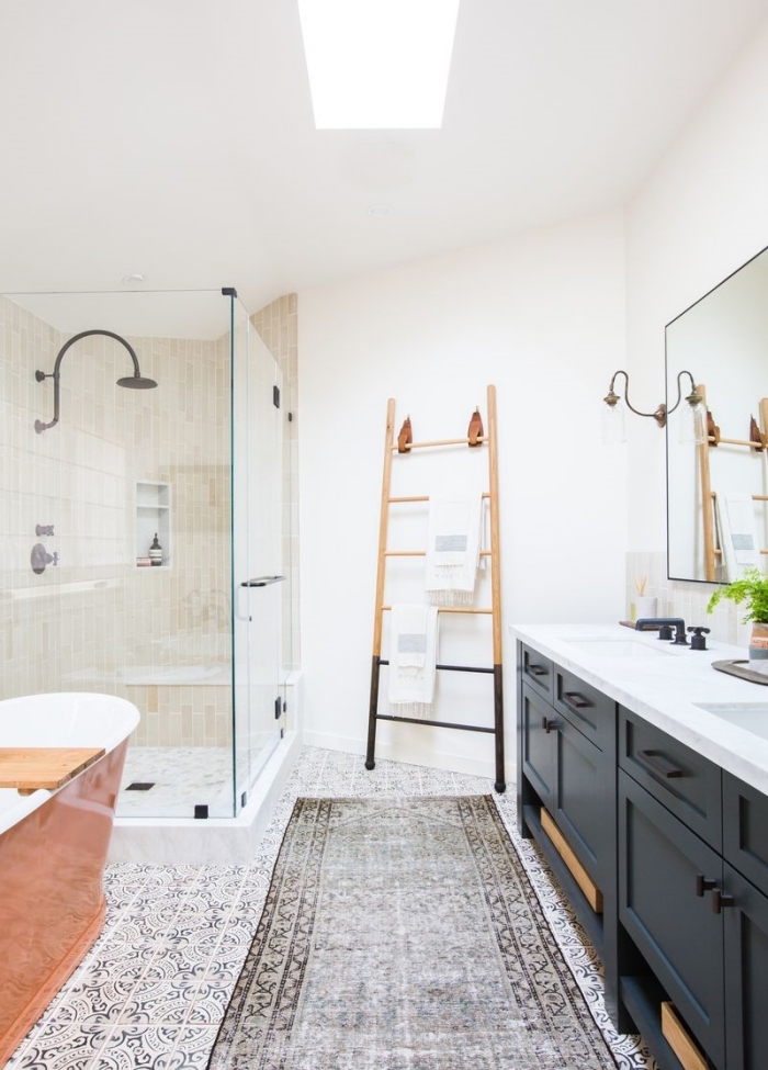 tapis de bain gris carreaux sol meuble sous lavabo noir deco campagne chic moderne échelle rangement