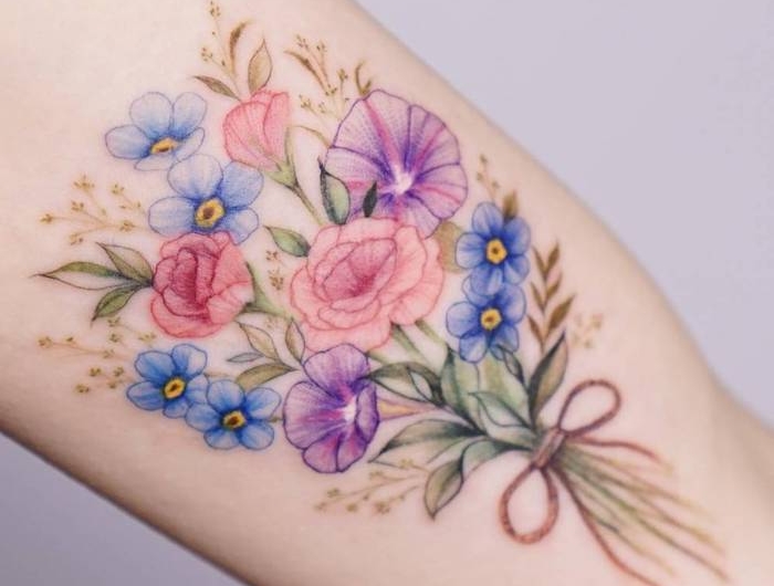 tatouage bouquet de fleur en rose et violet sur l avant bras