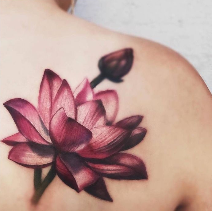 tatouage fin femme au dessin lotus violet sur le dos