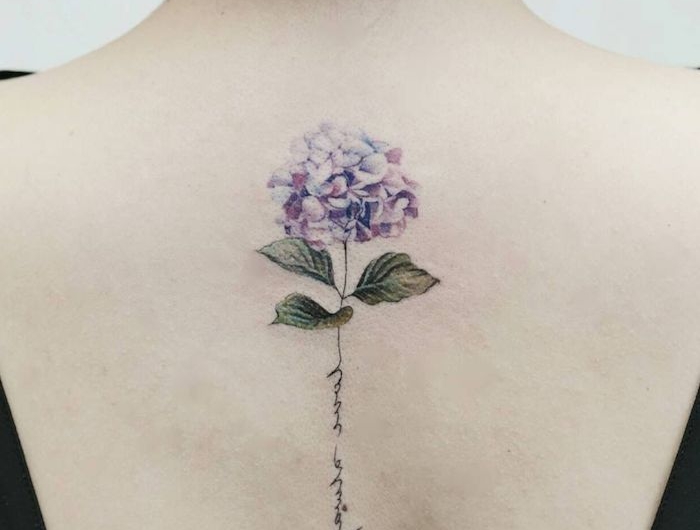 tatouage floral avec une image de lilac et signaturre sur le dos